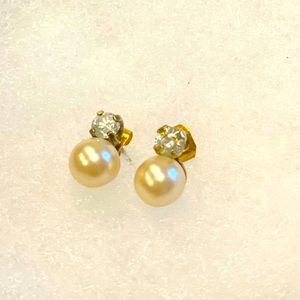 14k gold pearl stud earring w/ round diamond